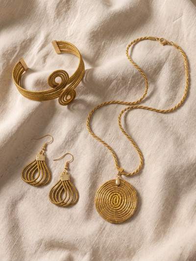 Conjunto — Collar Sol + Pendientes Arai + Brazalete Cala